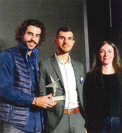 Lucas et Romain Rivals avec l'Etoile de l'innovation, au côté de Gwebaëlle Ily, rédactrice en chef de l'Officiel des transporteurs