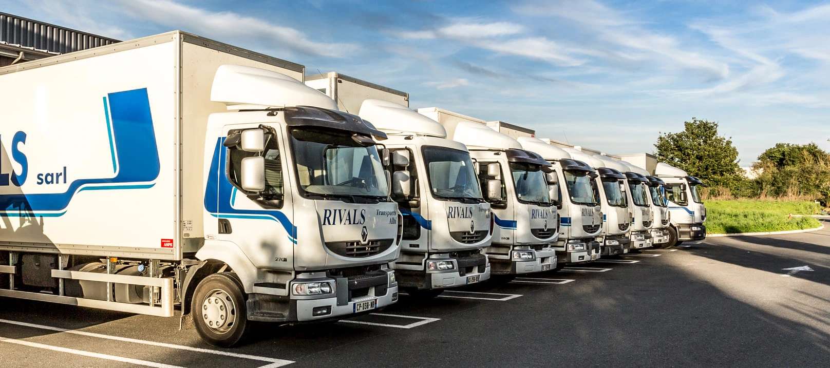 Camions transport Rivals alignés sur un parking