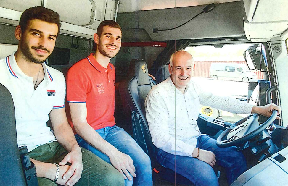 Fils et père Rivals, dans un camion, en 2019