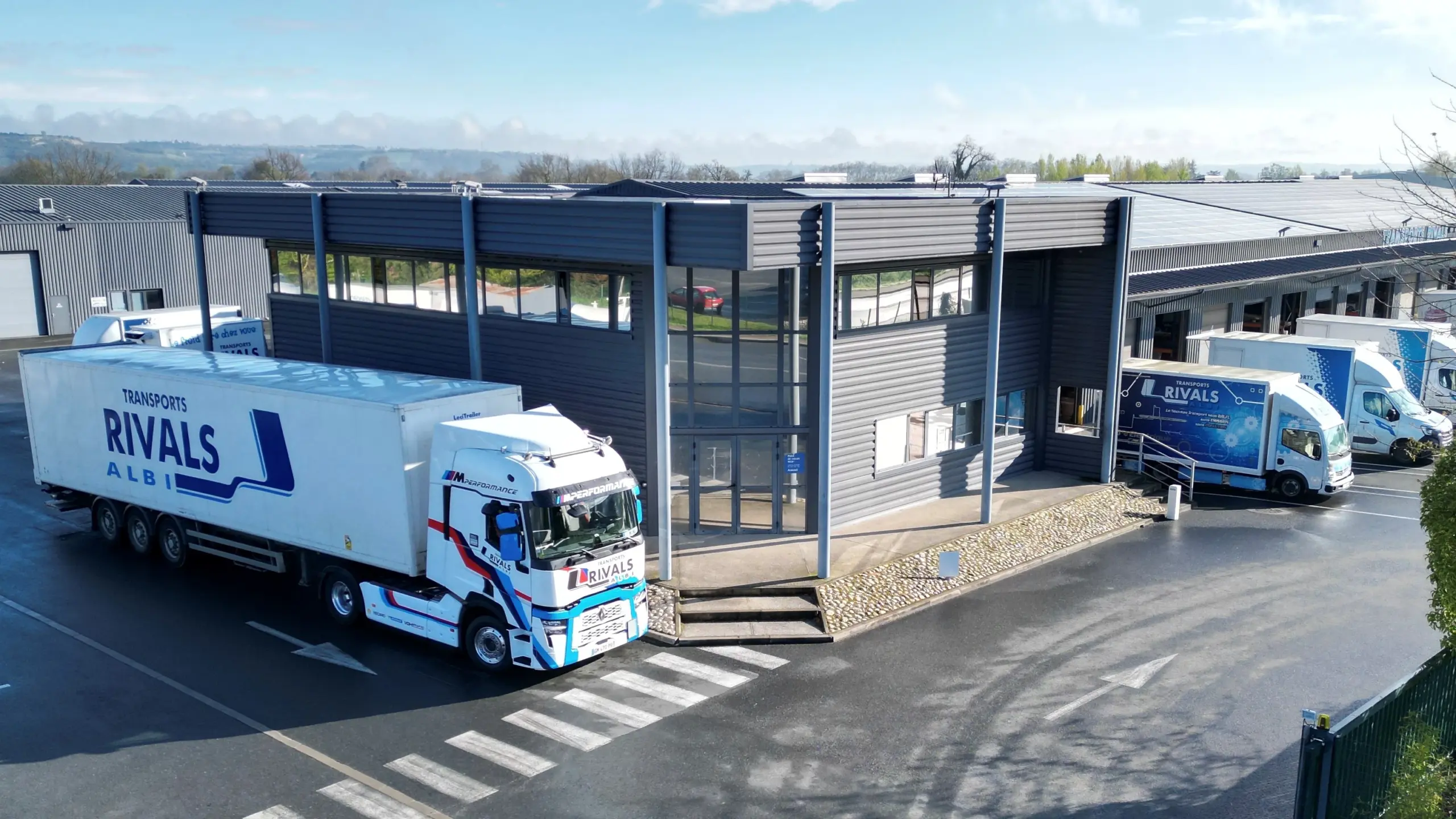 Camion des Transports Rivals devant les locaux