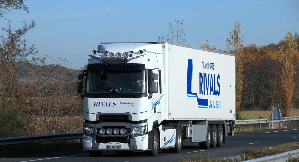 Camion frigo des Transports Rivals en train de rouler