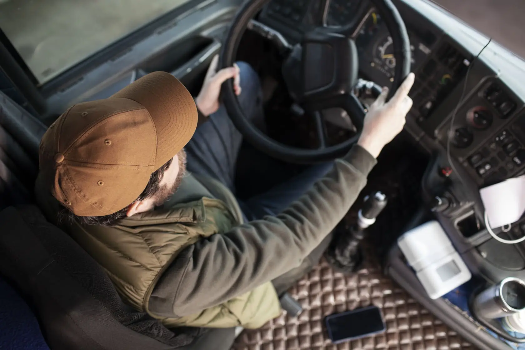 Chauffeur en train de conduire un camion, vue de haut