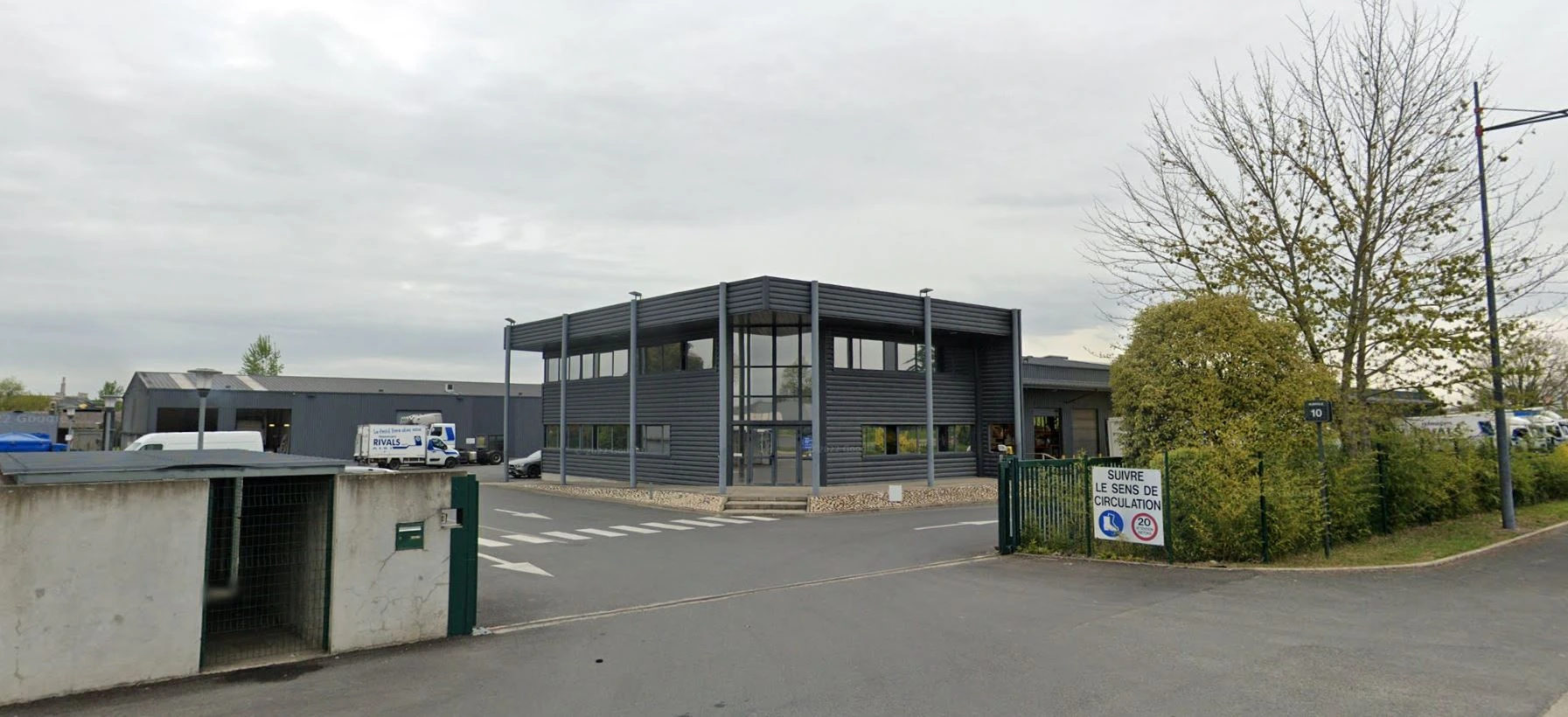 Vue extérieure des locaux des Transports Rivals