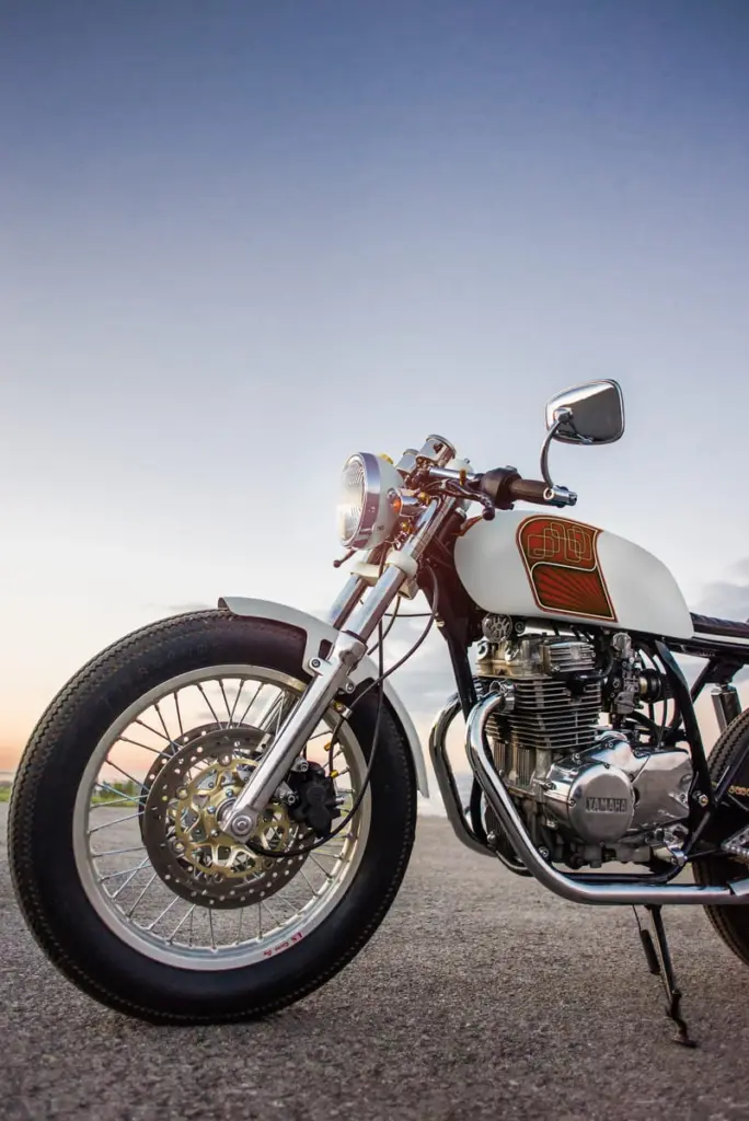 Motocyclette vintage de couleur blanche