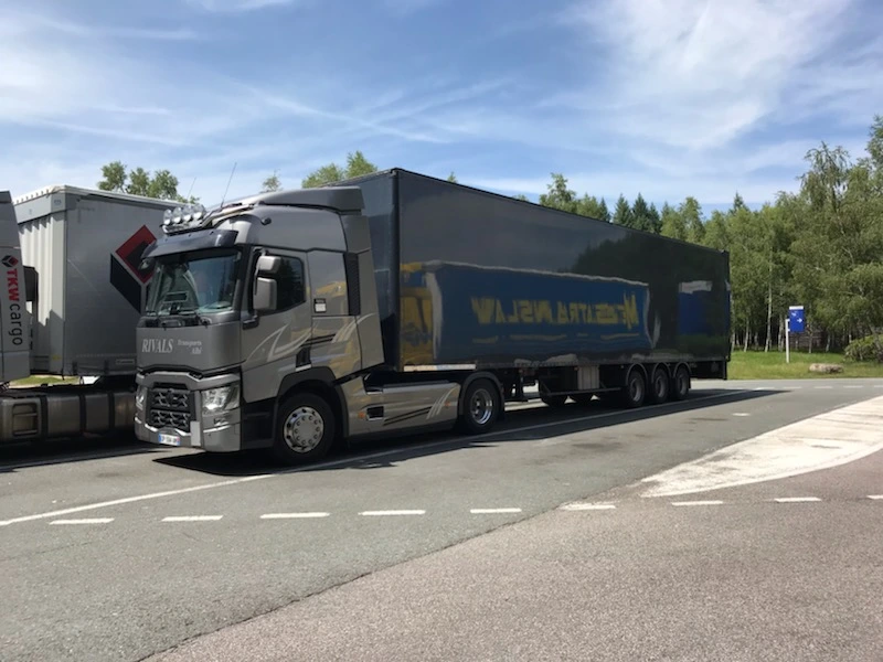 Camion porte voiture des Transports Rivals