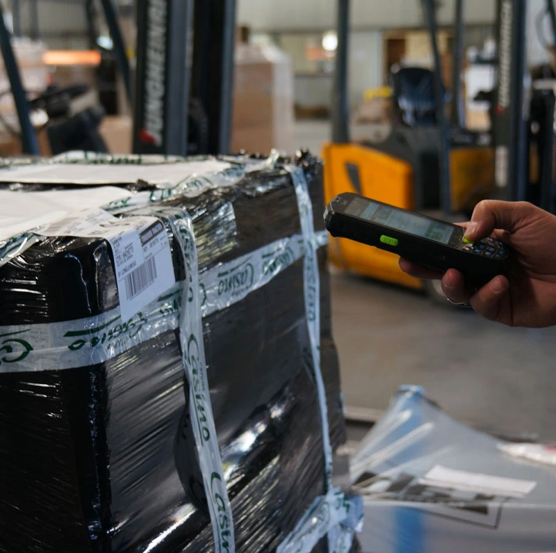 Personne en train de scanner de la marchandise à l'aide d'un appareil