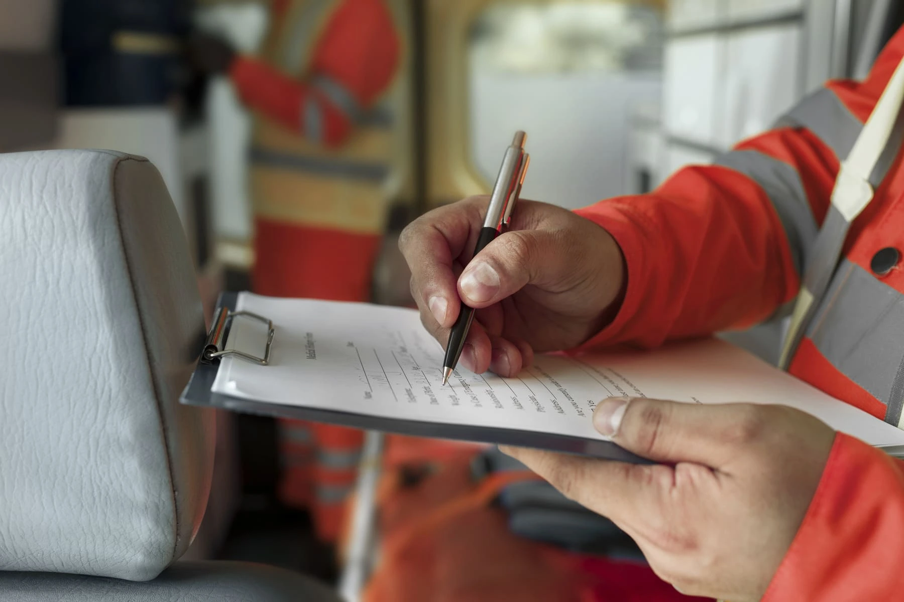 Personne en train de signer des papiers d'assurance