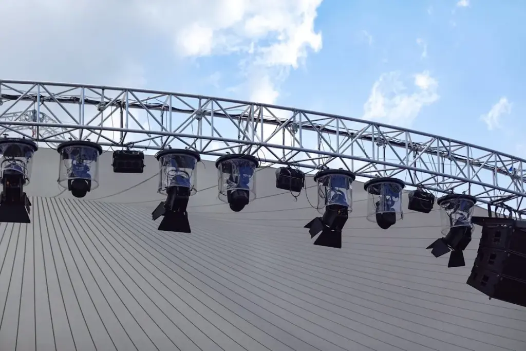 Chargement de flight-cases Transports Rivals pour une logistique de spectacle.